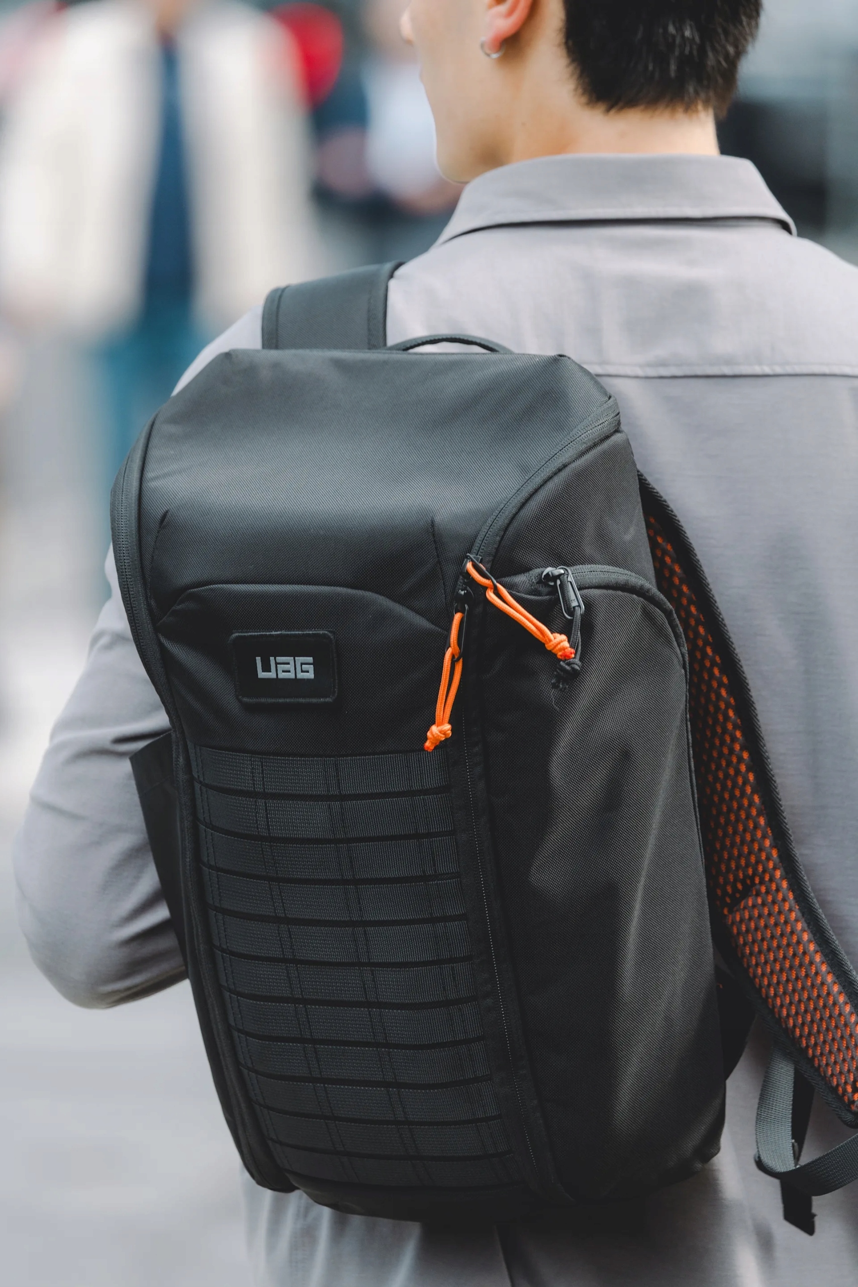 Dodatkowe funkcje – kieszeń na AirTag i mocowanie do walizki