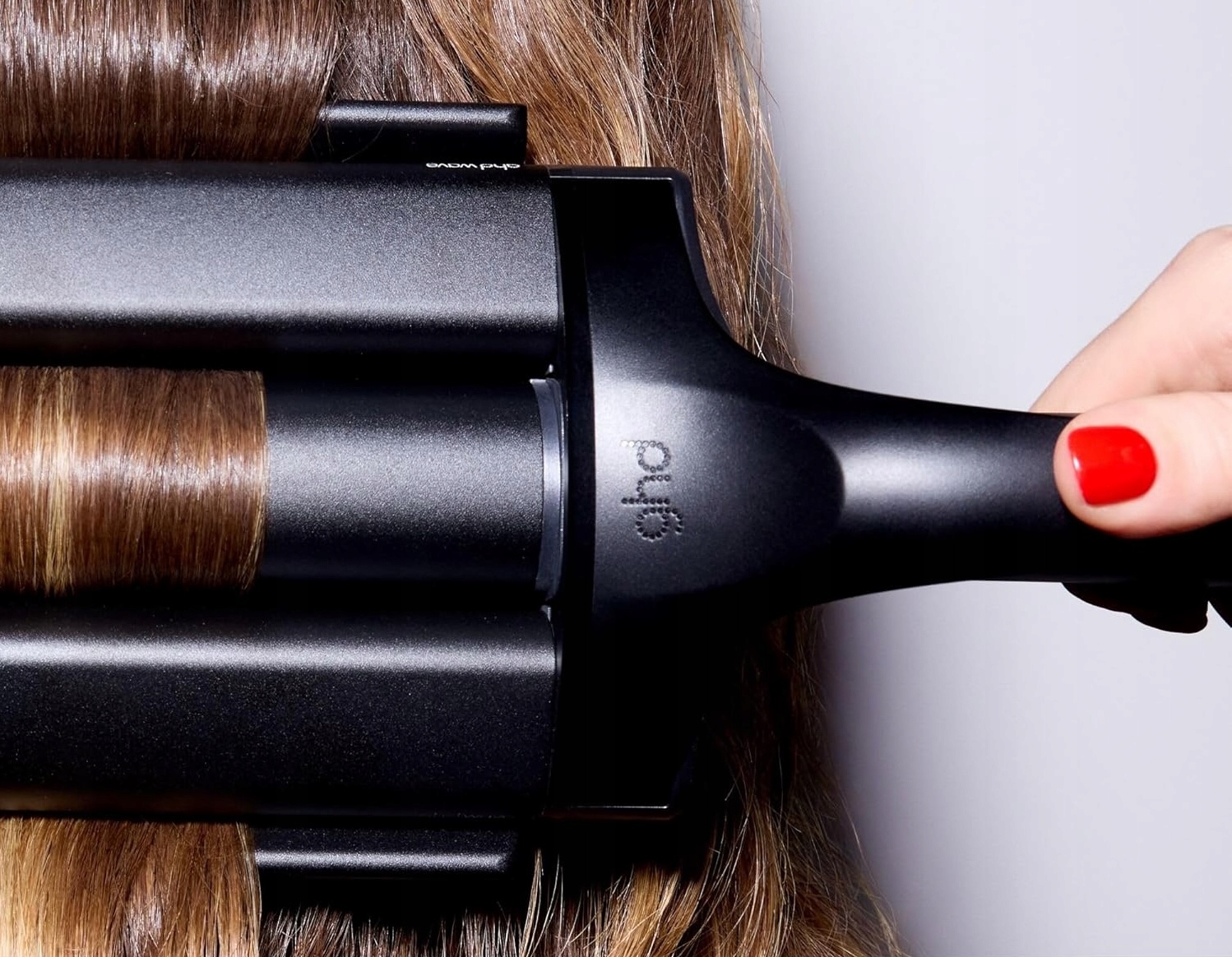 Profesjonalna stylizacja włosów z falownicą ghd Wave