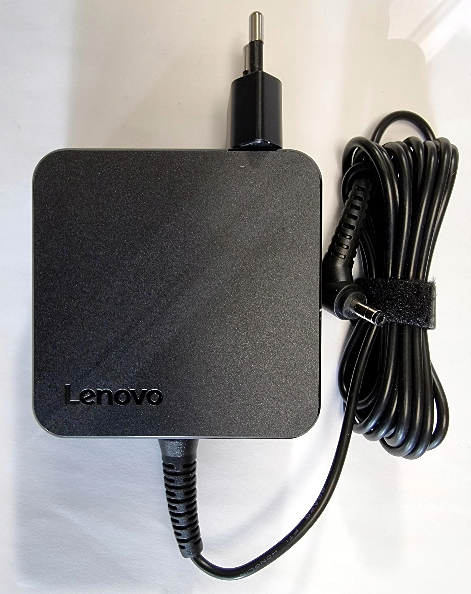 Cechy i design – czarny kolor i nowoczesny wygląd