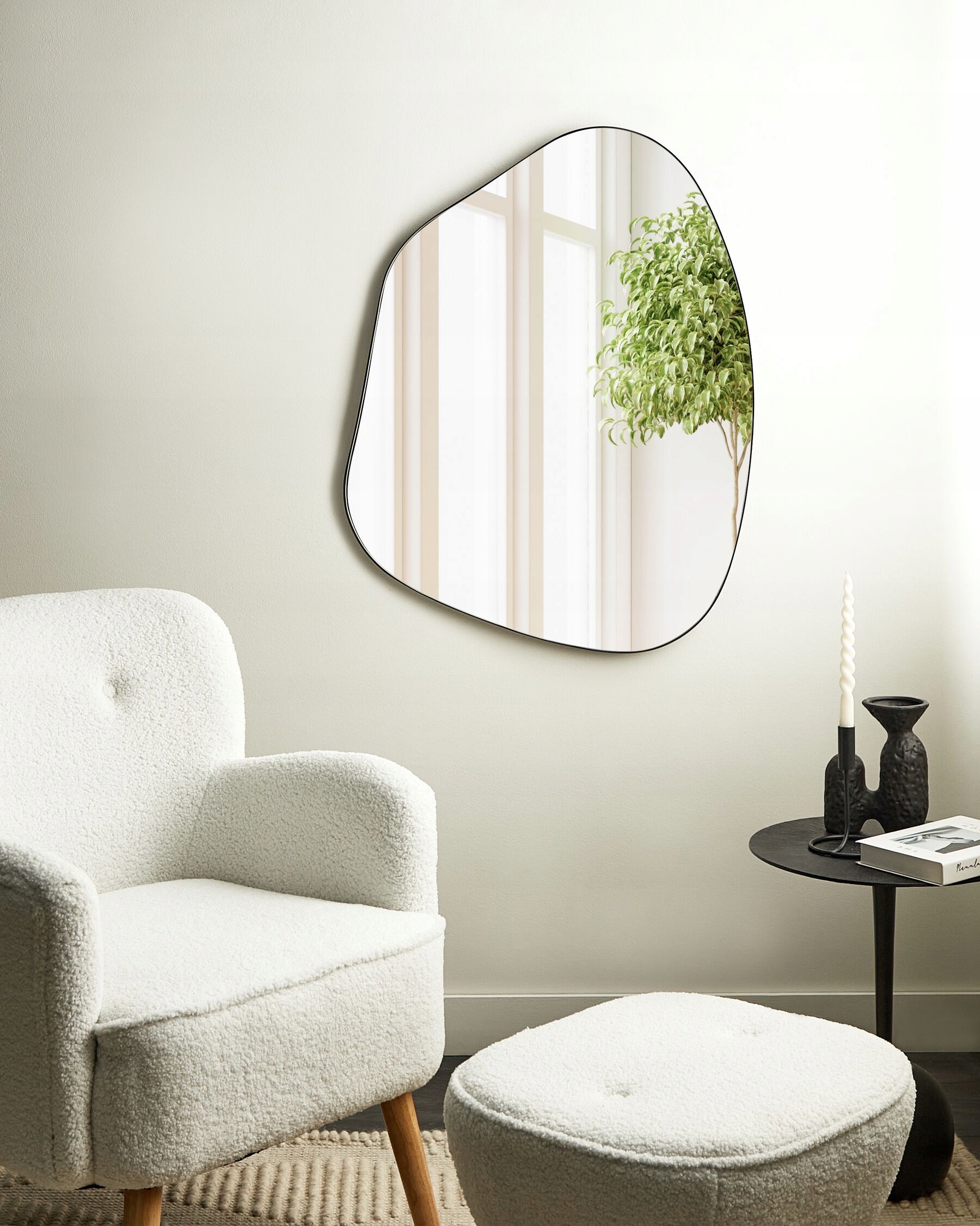 Metalowe lustro ścienne 70 x 92 cm czarne PUTEAUX – Elegancja i nowoczesność w Twoim wnętrzu