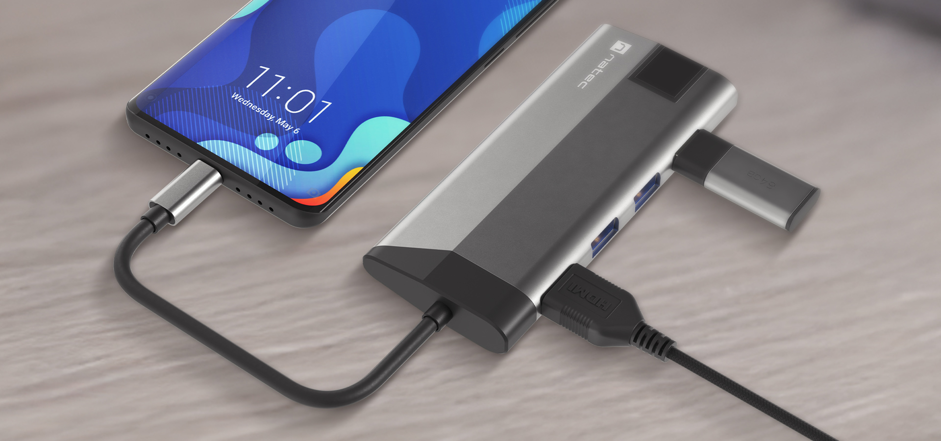 Smartfon podłączony do huba z wieloma portami i podłączonym zewnętrznym nośnikiem danych.