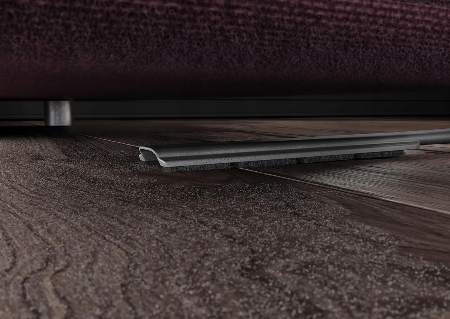 Czyszczenie pod niskimi meblami – Maksymalna dostępność w ciasnych przestrzeniach