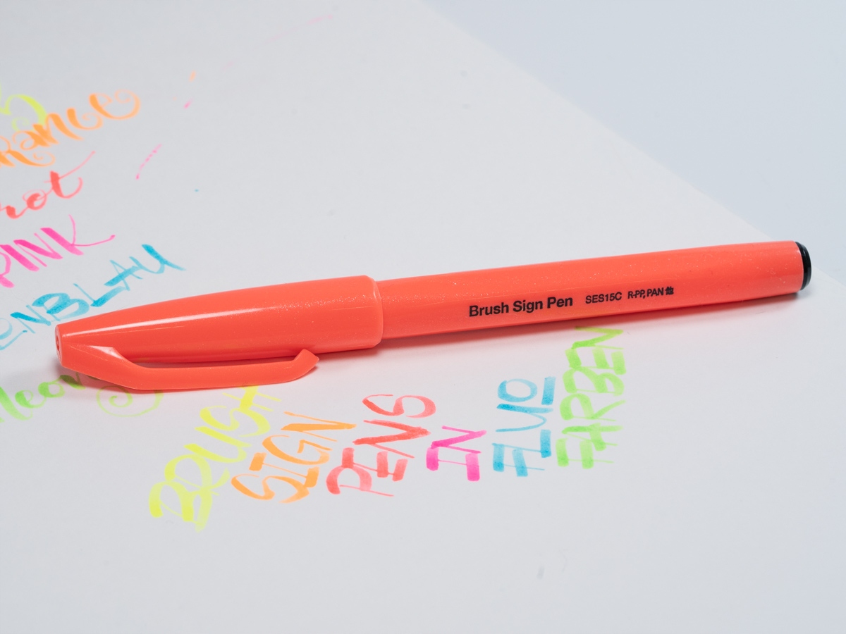 Pisak pędzelkowy Pentel Brush Sign Pen SES15C fluo – Idealny do kaligrafii i liternictwa