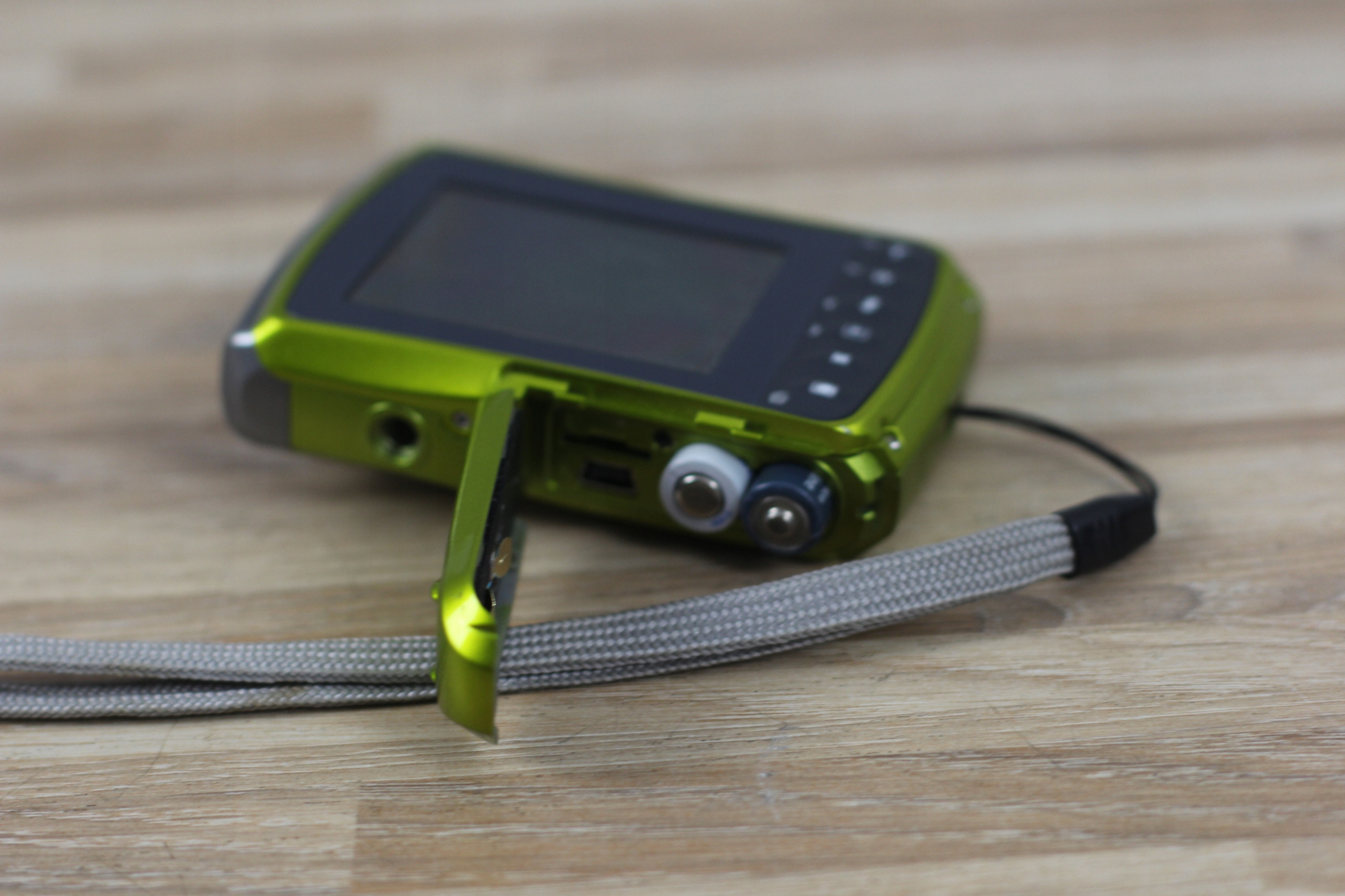 Wbudowana lampa błyskowa i automatyczna regulacja ostrości