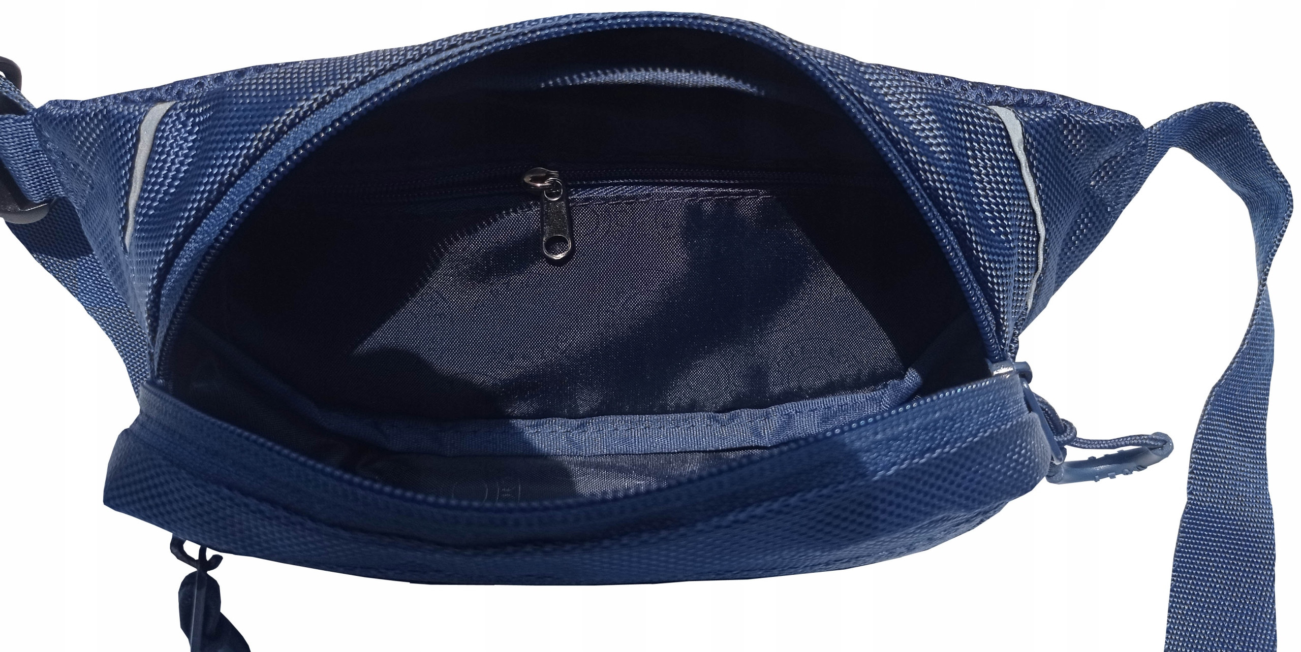 Pojemna kieszeń główna z dodatkową kieszonką