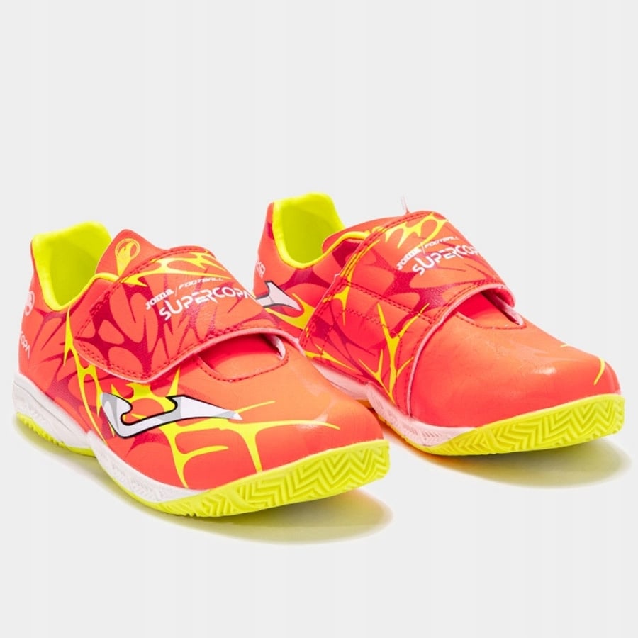 Kolor i design – Pomarańczowe buty dla chłopców