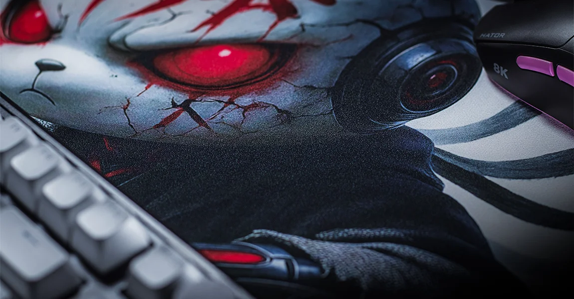 Fragment podkładki HATOR Angry Bunny z grafiką królika o czerwonych oczach, obok klawiatura i mysz