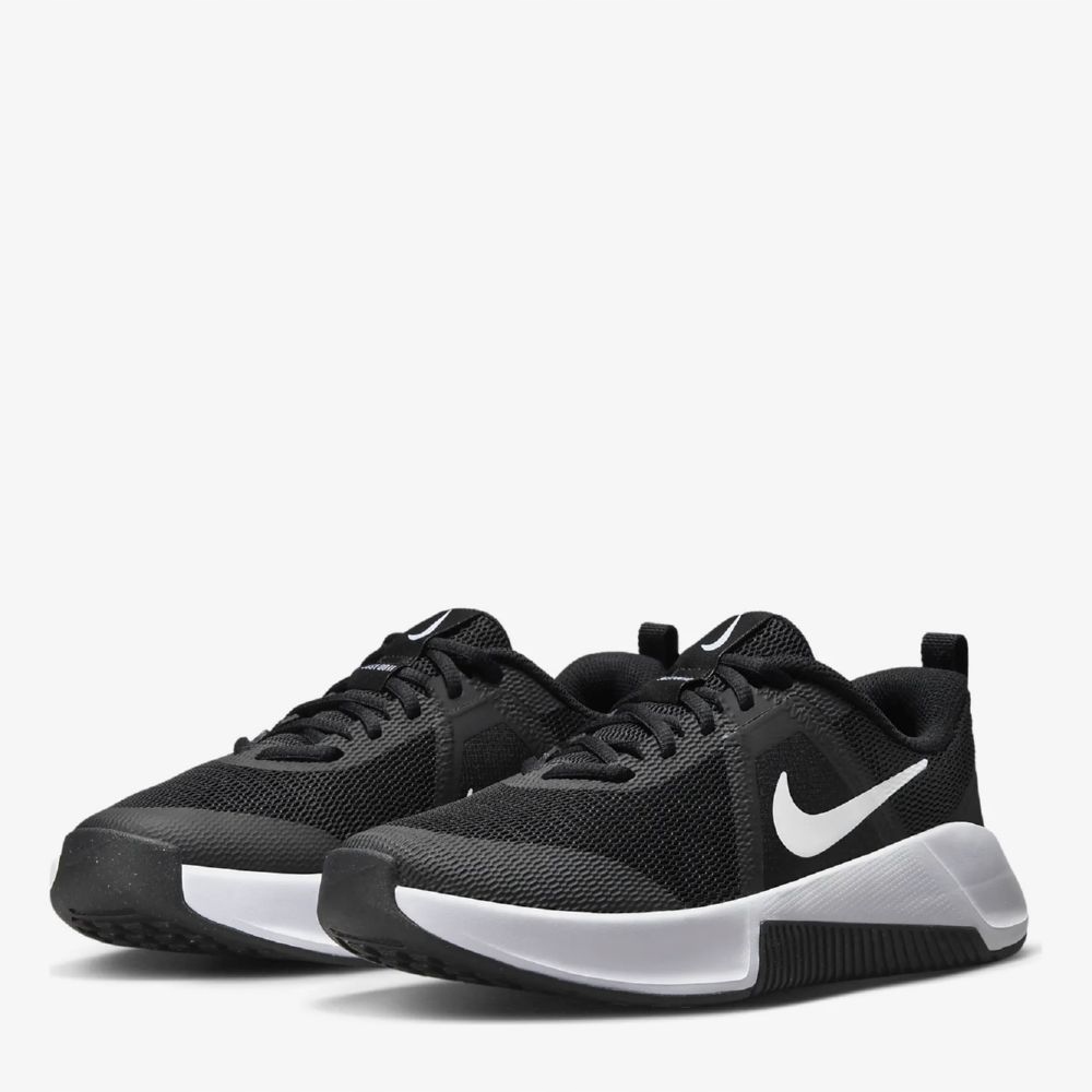 Funkcjonalne Detale – Sznurowanie i Pętelka na Zapiętku