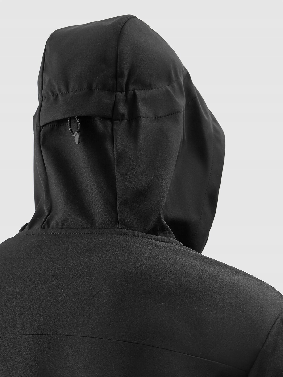 Regulowany kaptur i mankiety dla lepszego dopasowania