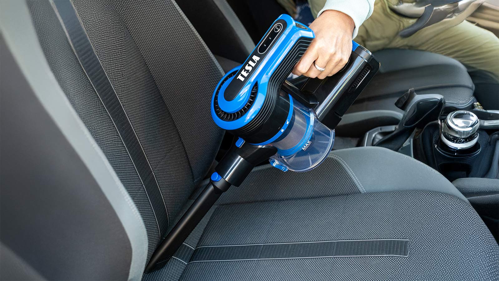 TESLA PureStar E70 Aqua Pro gwarantuje długą pracę na jednym cyklu, co sprawia, że sprzątanie staje się jeszcze wygodniejsze i bardziej efektywne.