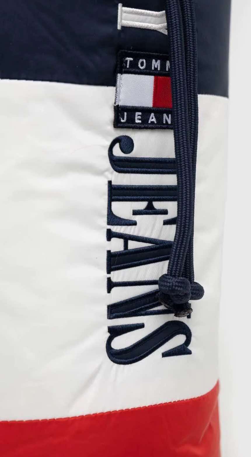 Stylowy wielokolorowy design z logo – Modny akcent na każdą okazję