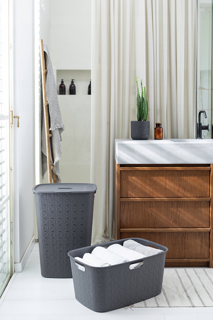 Praktyczne uchwyty i pokrywa dla wygody użytkowania