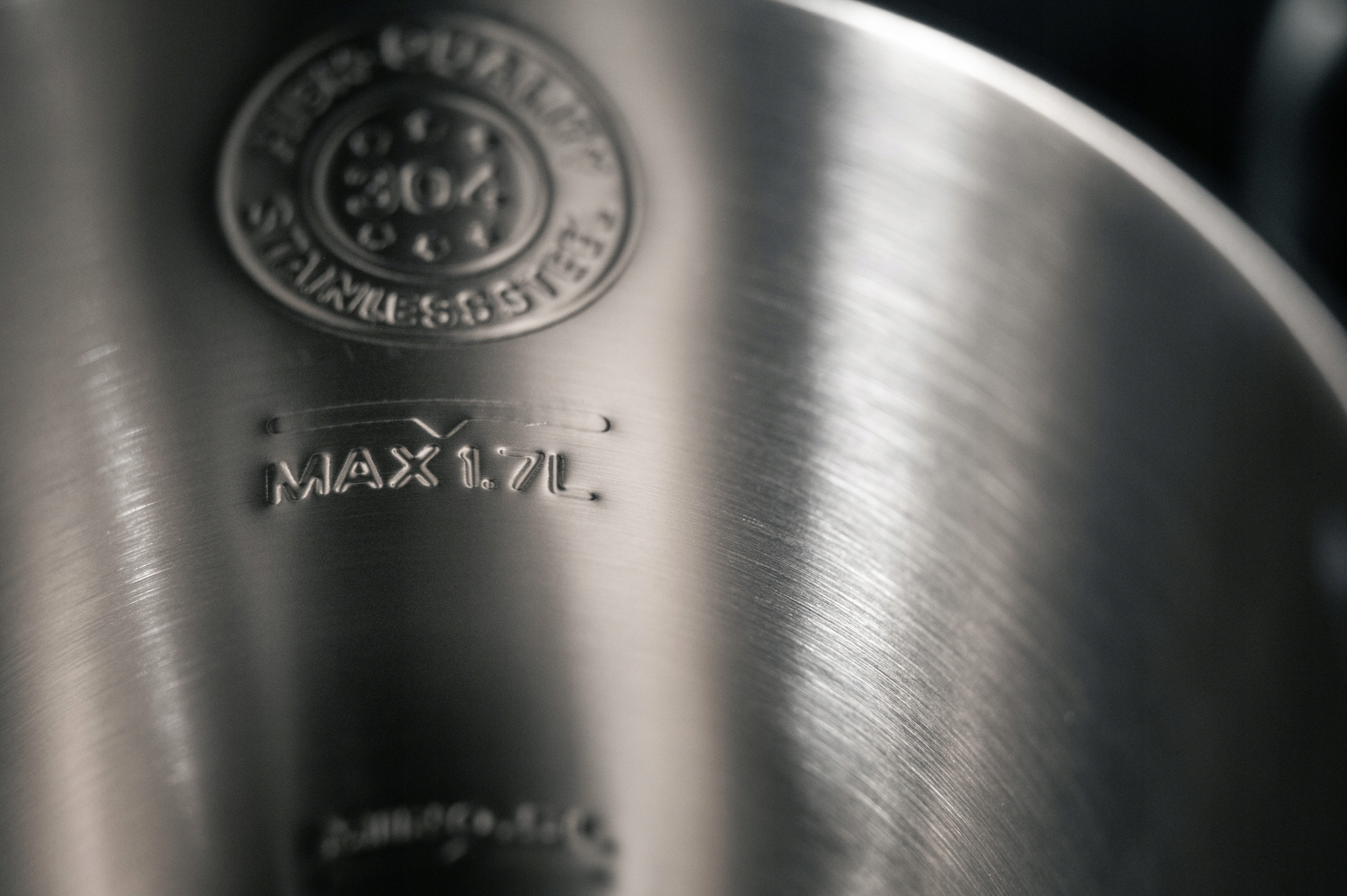 CZAJNIK ELEKTRYCZNY BEZPRZEWODOWY STALOWE WNĘTRZE 2200W BIAŁY DUŻY 1,7L NEW Materiał metal tworzywo sztuczne