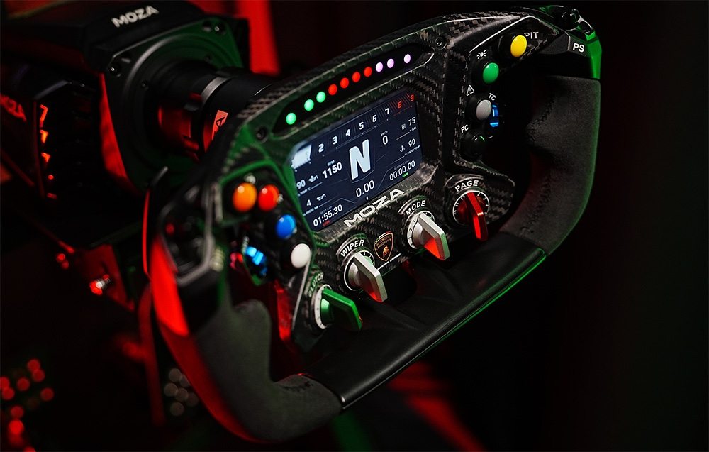 Ujęcie prawego boku kierownicy MOZA Racing Lamborghini Essenza SCV12 RS070.
