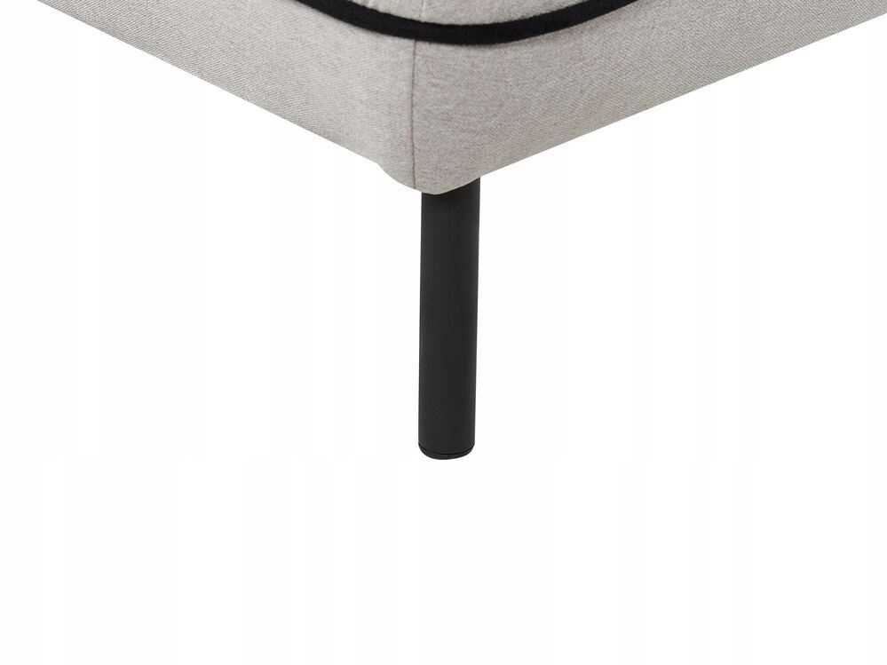 Stabilne metalowe nóżki i dekoracyjne wykończenia