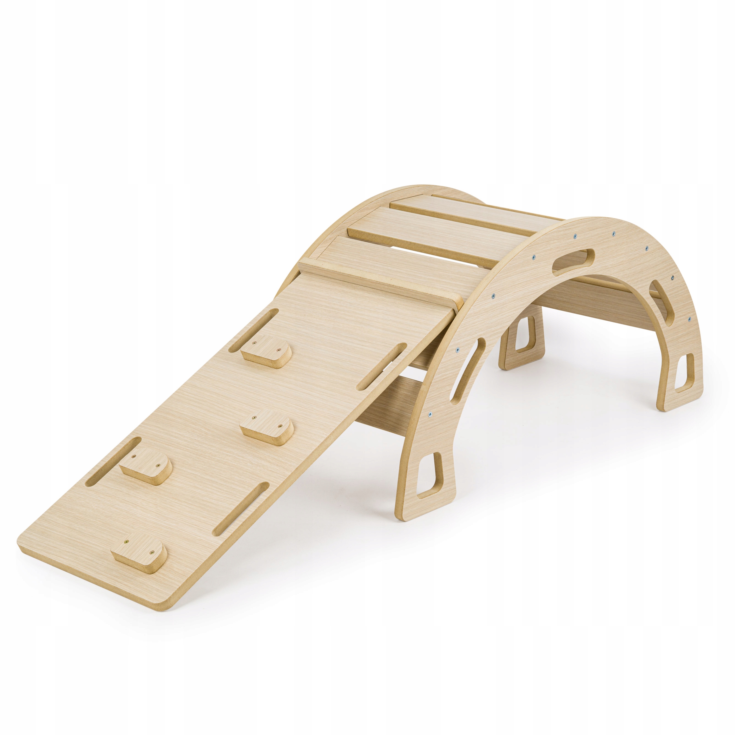 Zjeżdżalnia i ścianka wspinaczkowa – różnorodne możliwości ruchowe