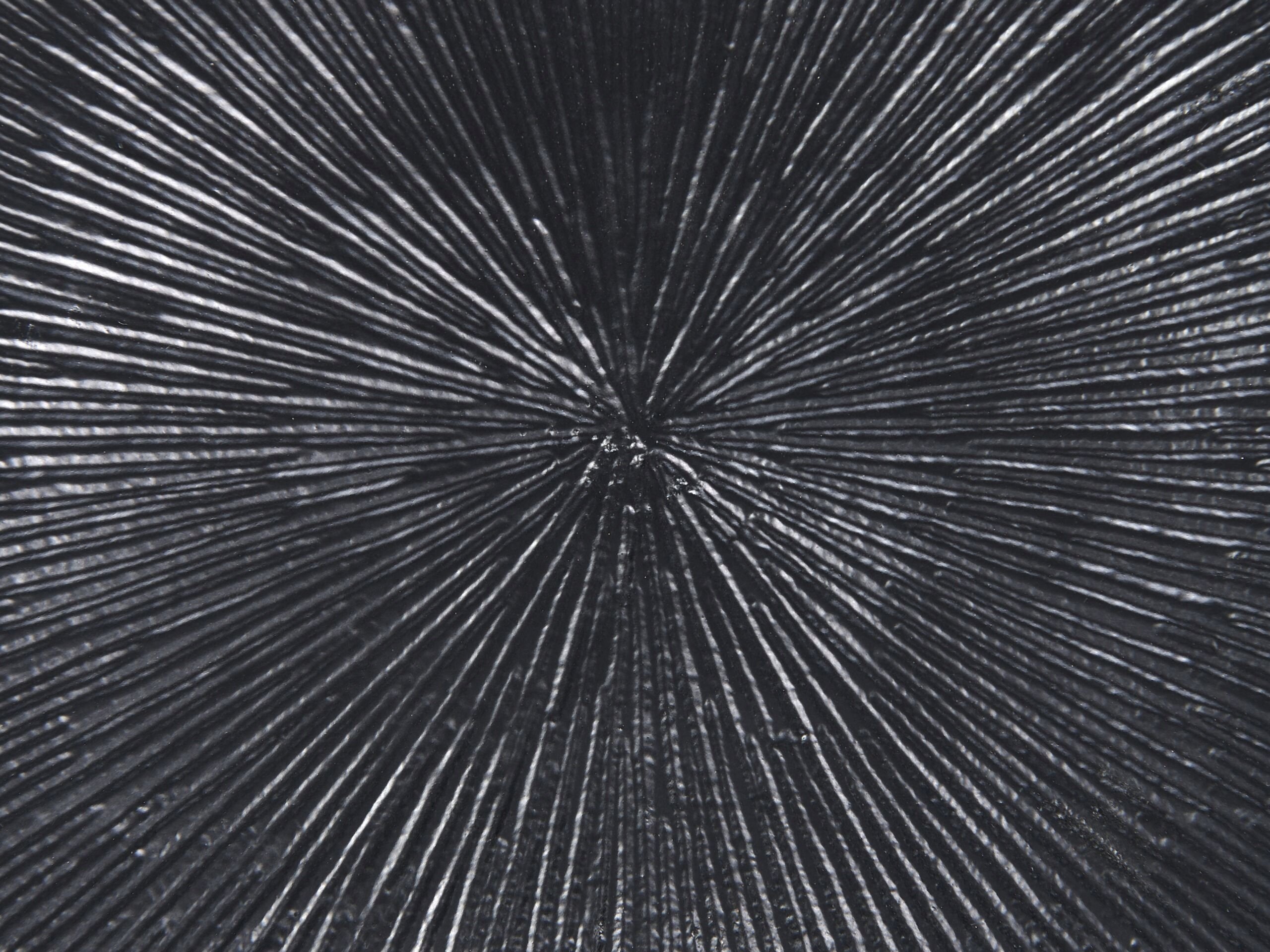 Wykonanie z aluminium z rzeźbionym wzorem