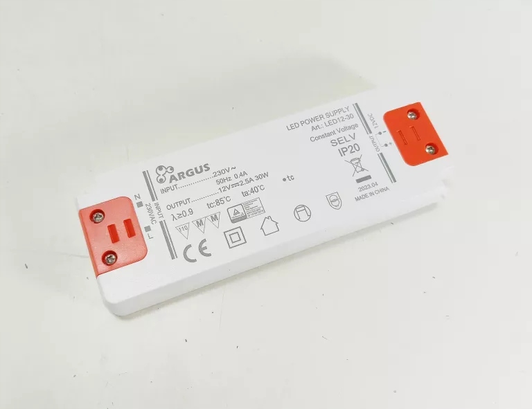 Napięcie wyjściowe 12V i prąd 2500mA