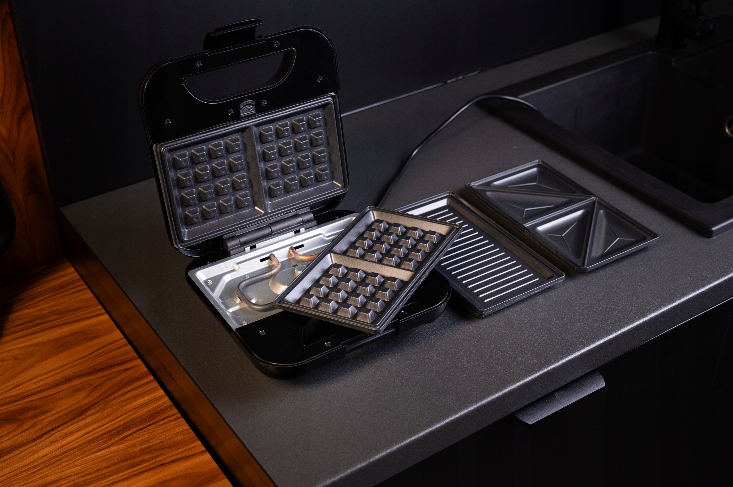 Wydajność 1200 W – Szybkie nagrzewanie i efektywne pieczenie