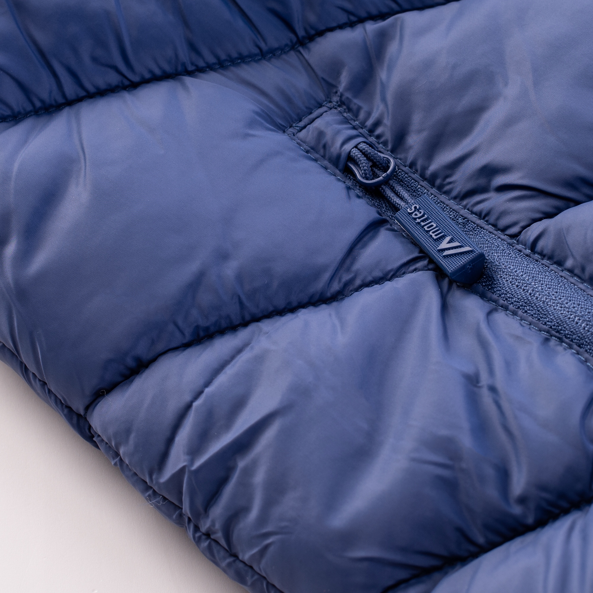 Wysoki kołnierz typu stójka – Ochrona szyi przed zimnem