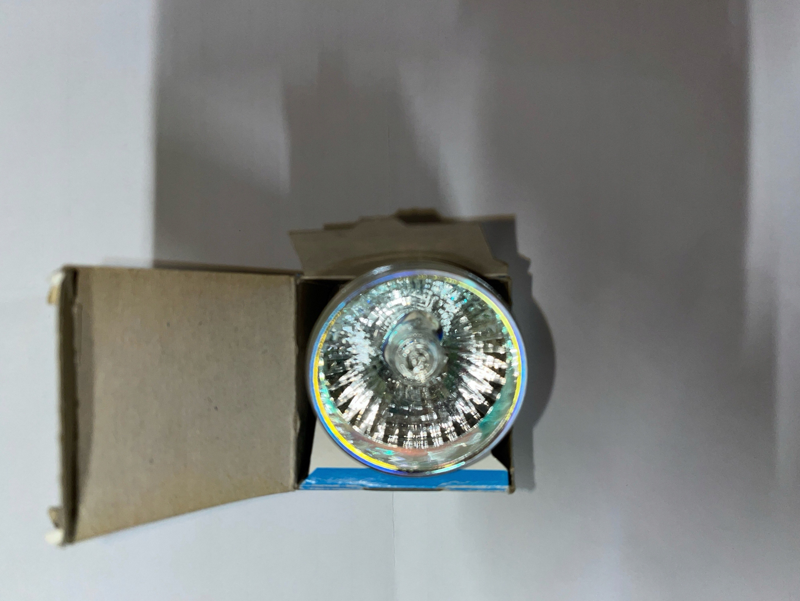 Intensywne i jasne światło – moc 300W i temperatura barwowa 3350K