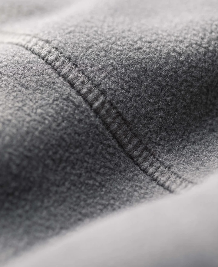 Funkcjonalny krój z ozdobnymi szwami