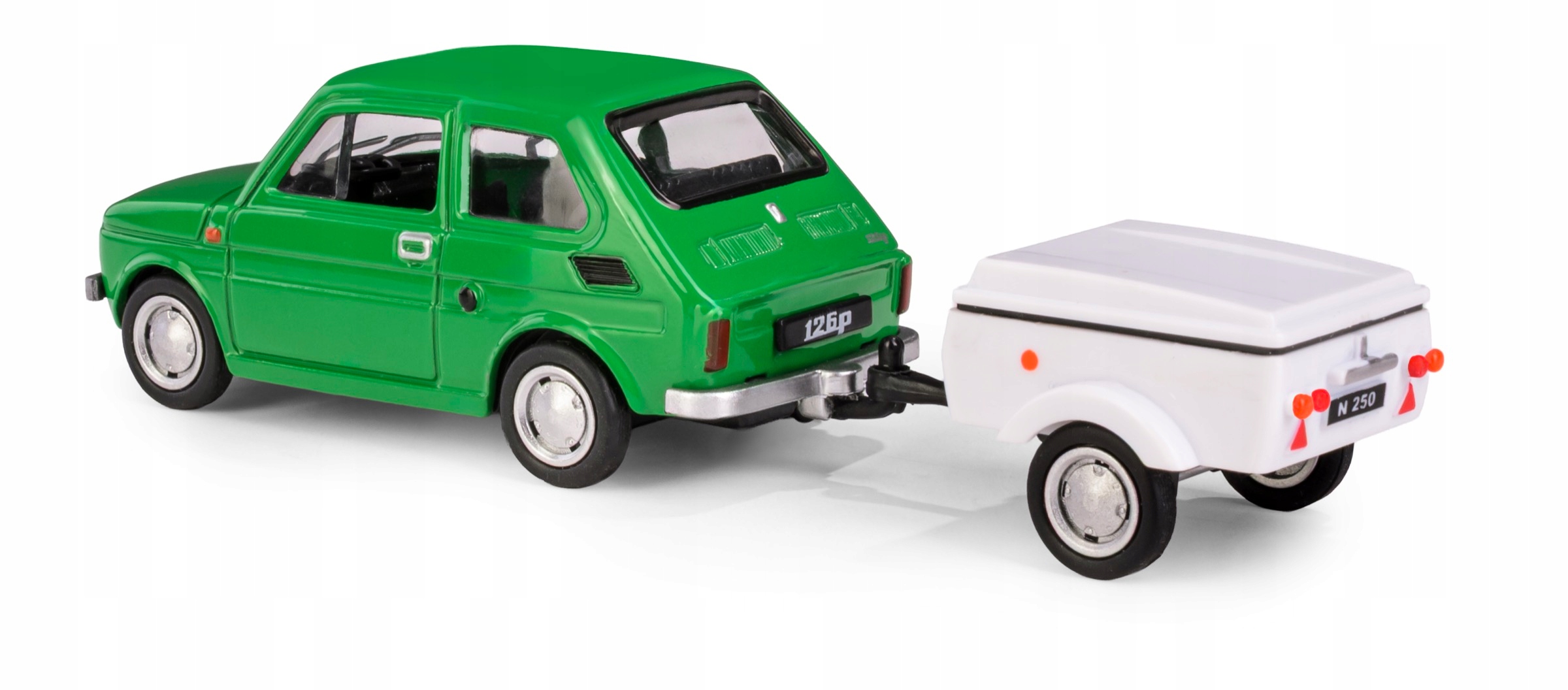 Precyzyjne odwzorowanie detali – Fiat 126P z przyczepą Niewiadów