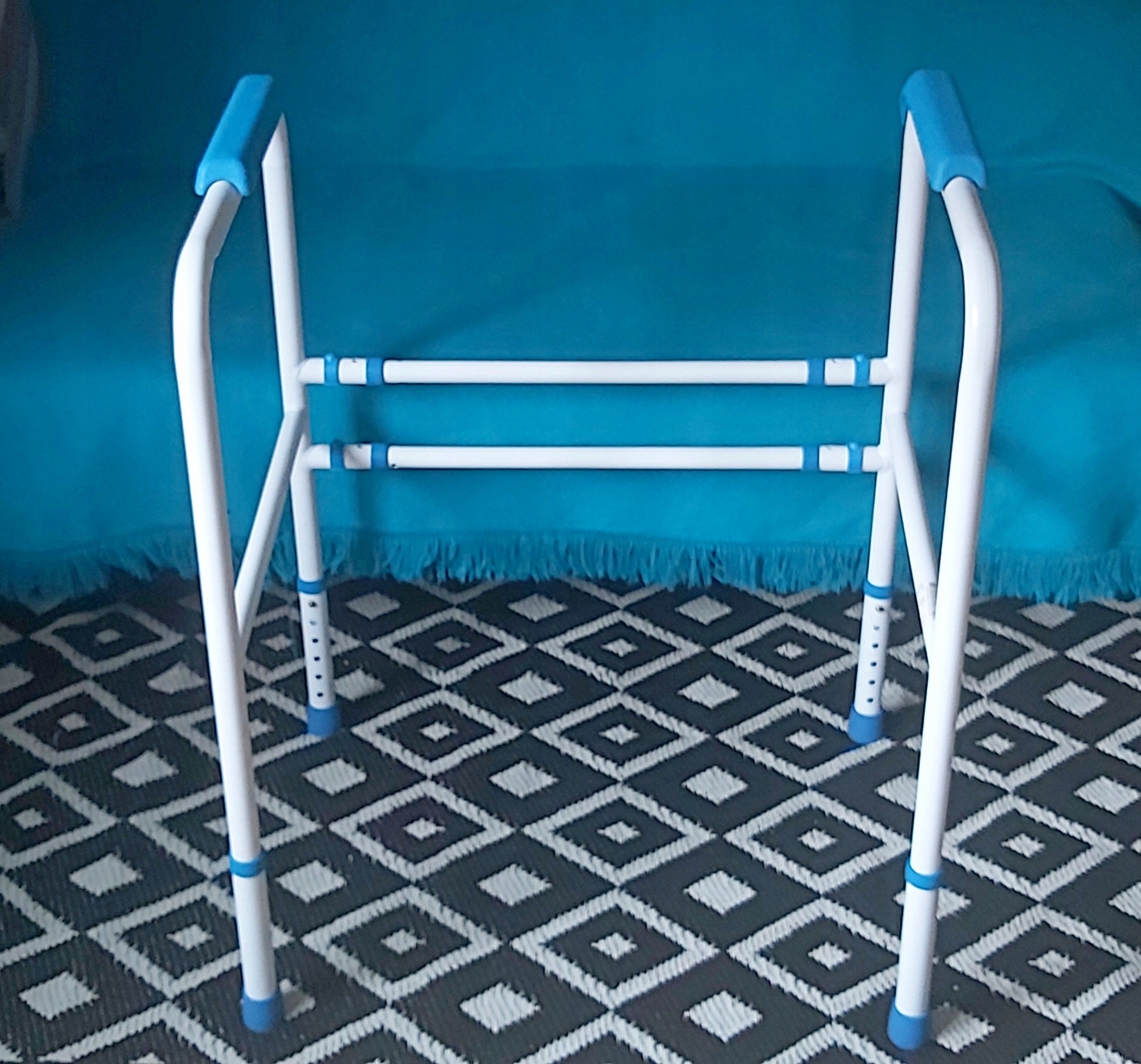 Podpórka do wstawania z sedesu 4 poręcze 570806 – Twoje wsparcie w codziennych czynnościach