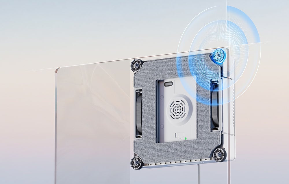 Widok od spodu robota do mycia okien z czujnikami i wentylatorem
