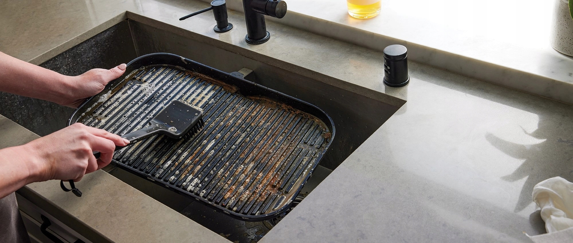 Szybkie i skuteczne czyszczenie grilla bez wysiłku
