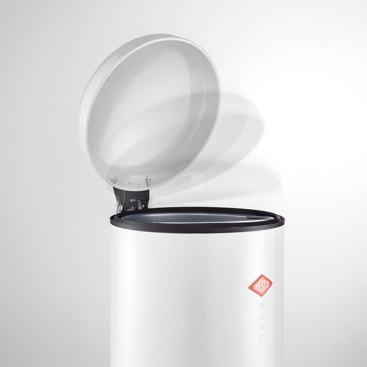 Mechanizm pedałowy z cichym zamykaniem