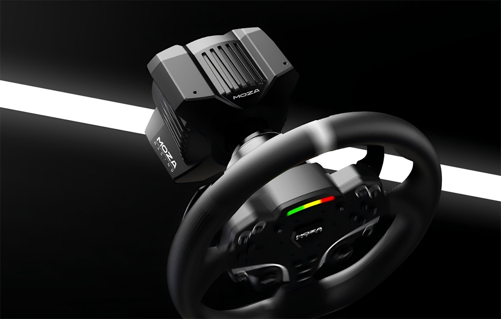 Zbliżenie na górną część kierownicy gamingowej; widoczne przymocowanie do bazy MOZA.