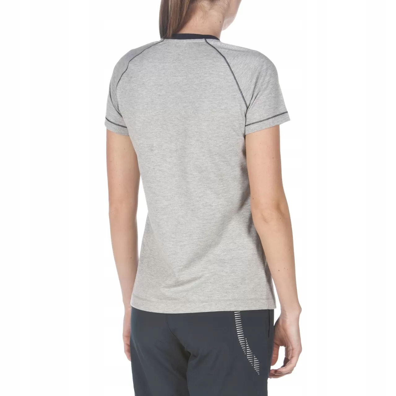 Sportowy design – Regularny krój i dekolt w kształcie litery V