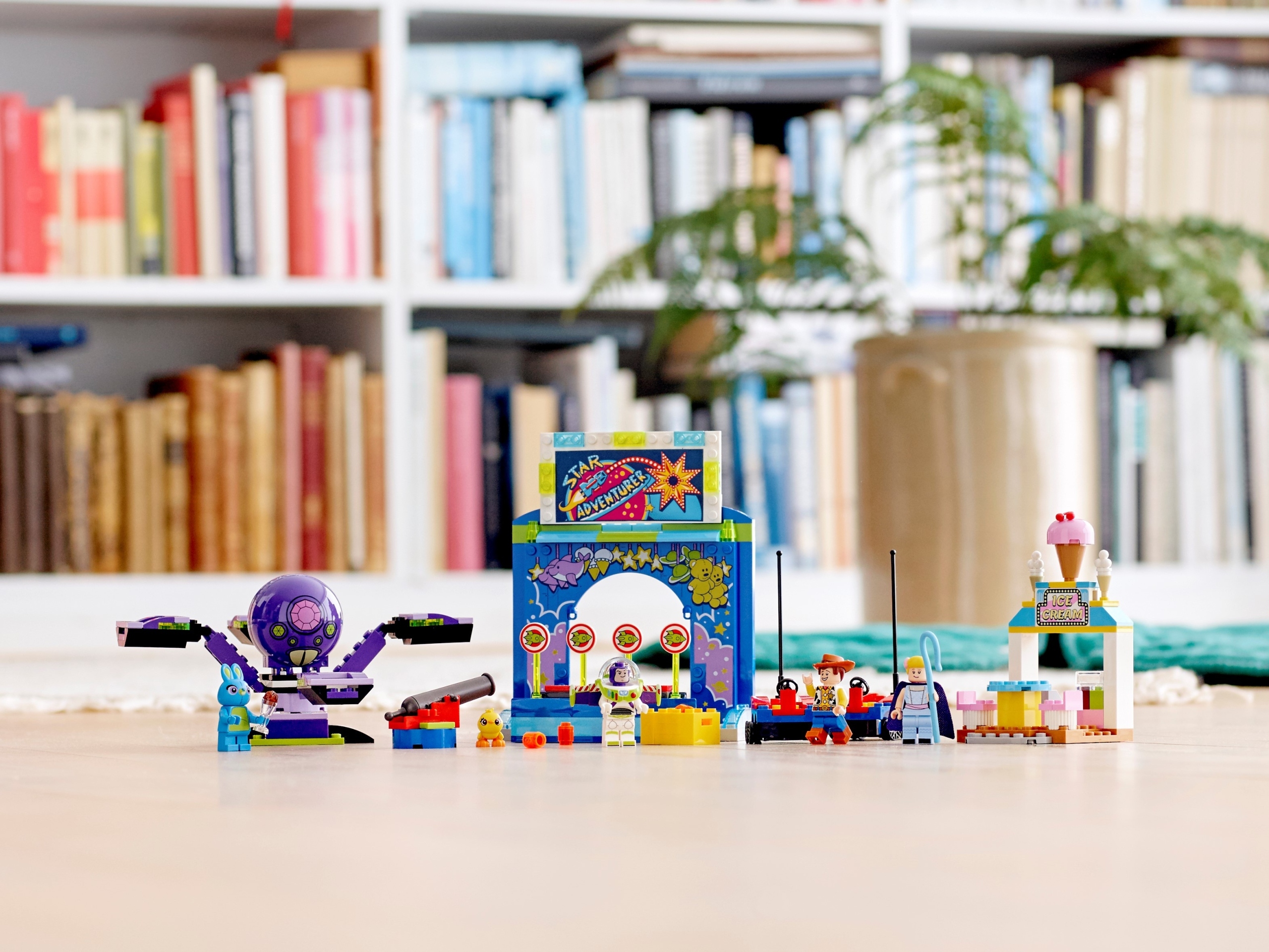 LEGO Toy Story Karnawałowe szaleństwo Chudy i Buzz – Wprowadź swojego malucha w świat zabawy