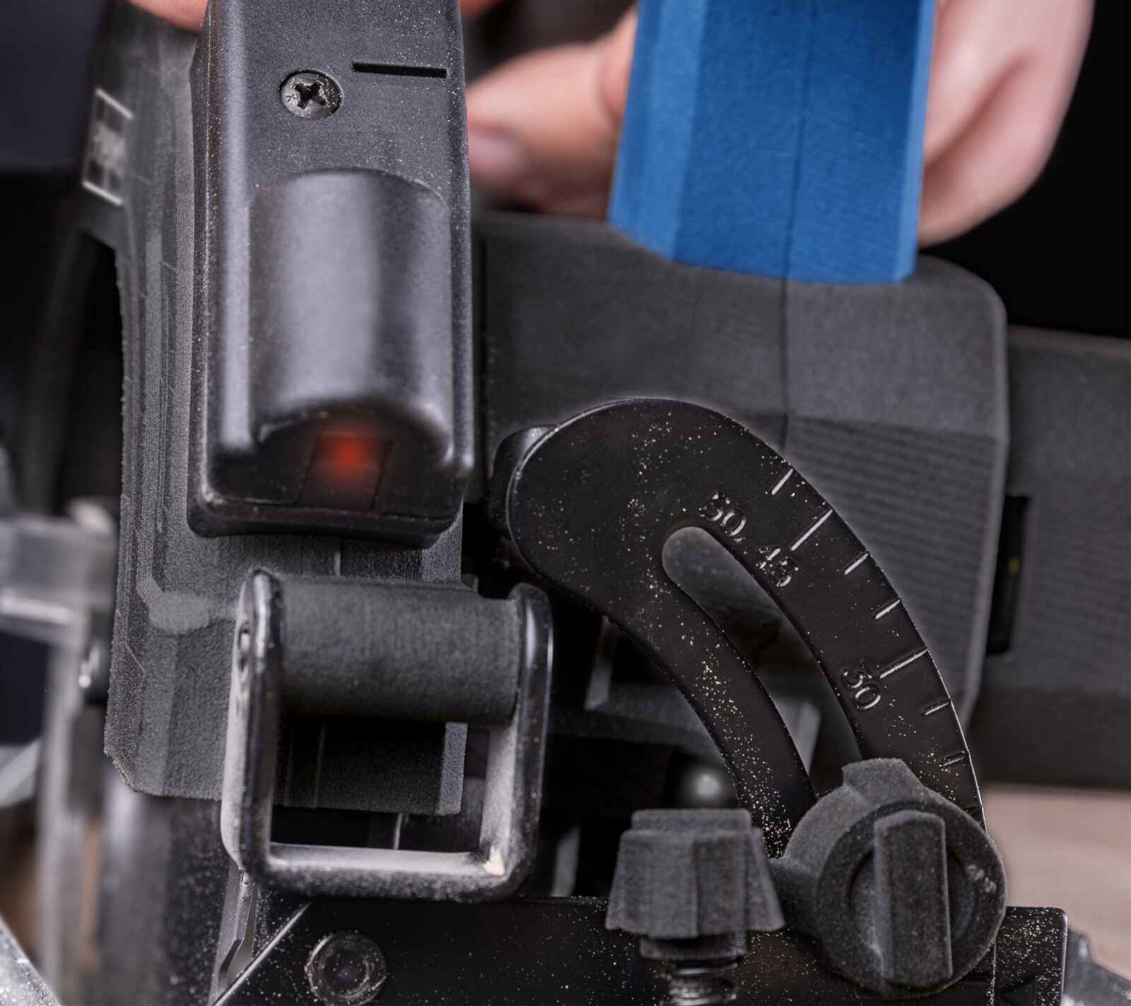 Precyzyjne cięcie dzięki zintegrowanemu laserowi i oświetleniu LED