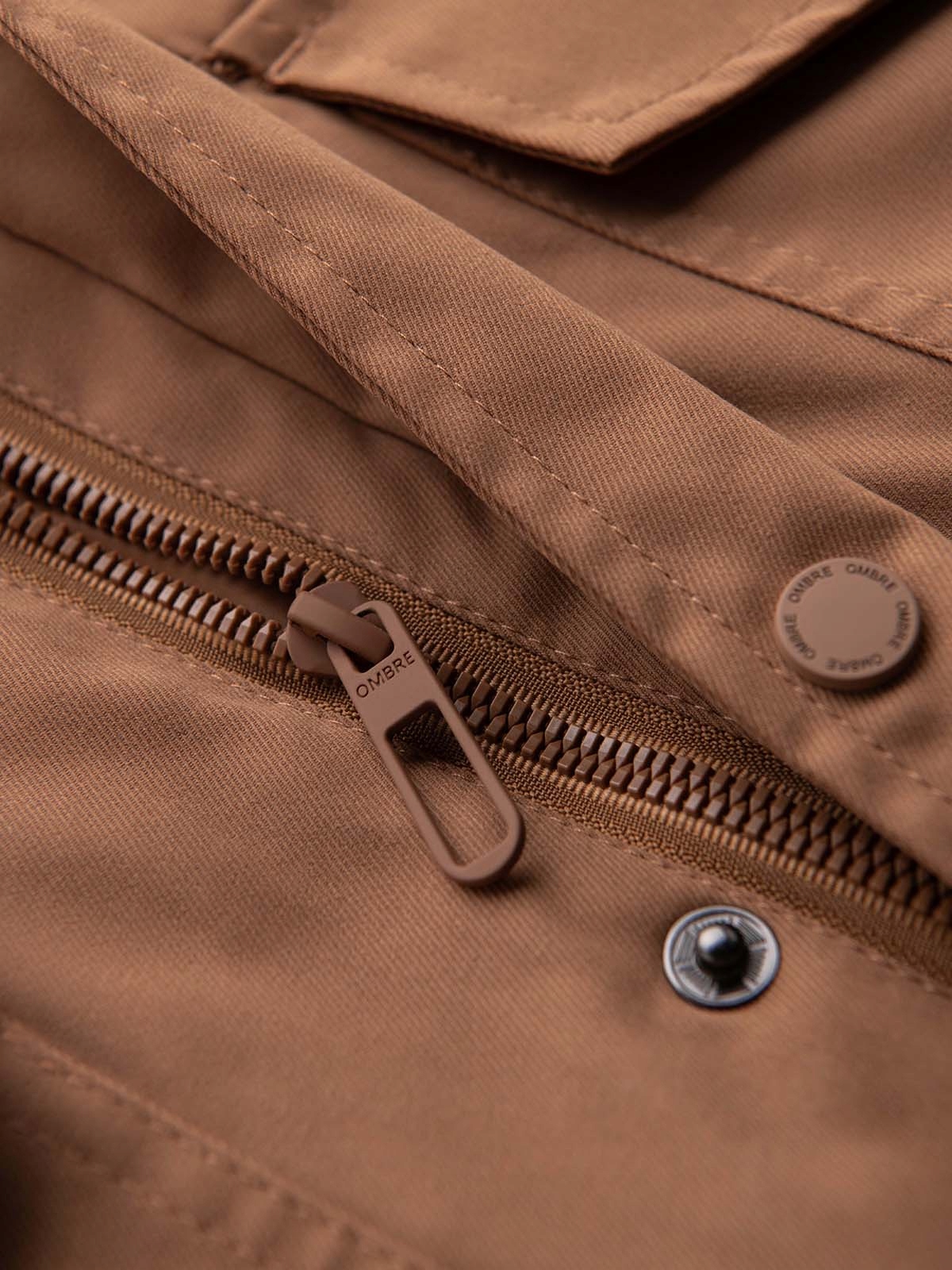 Wysoki kołnierz i zapięcie na suwak – Ochrona przed chłodem