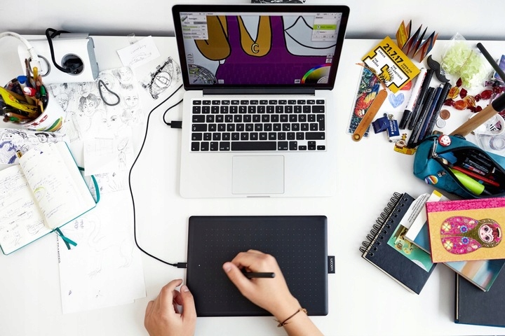 Kolorystyka: Czarno-czerwony