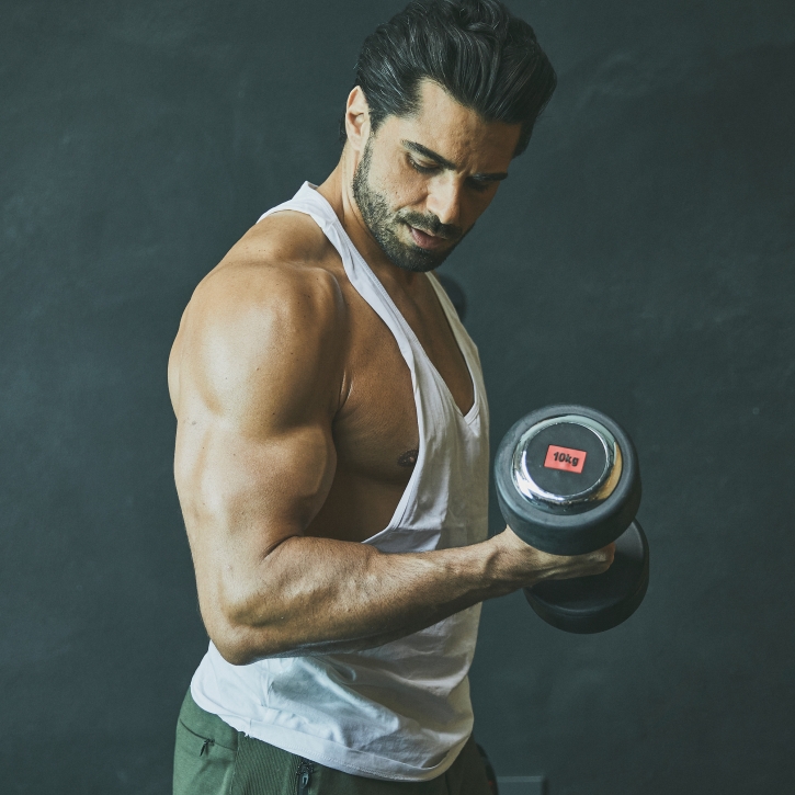 Szeroki zakres ruchu w treningu górnych partii mięśni