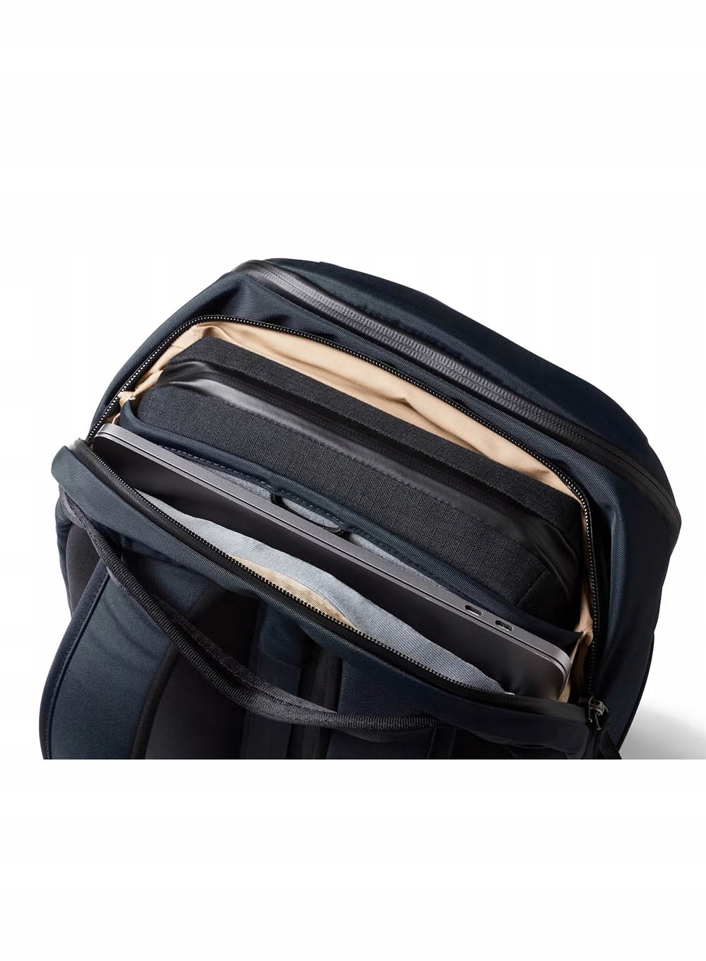 Oddzielna kieszeń na laptopa do 16 cali