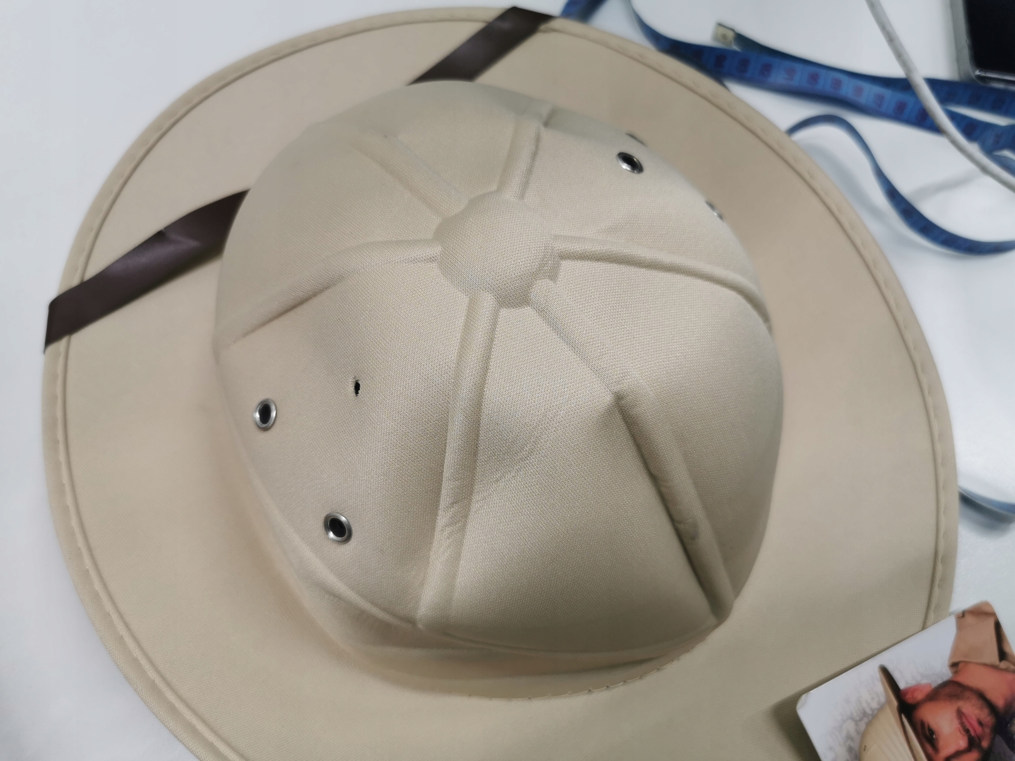 Wymiary kapelusza – Średnica wewnętrzna około 21 cm