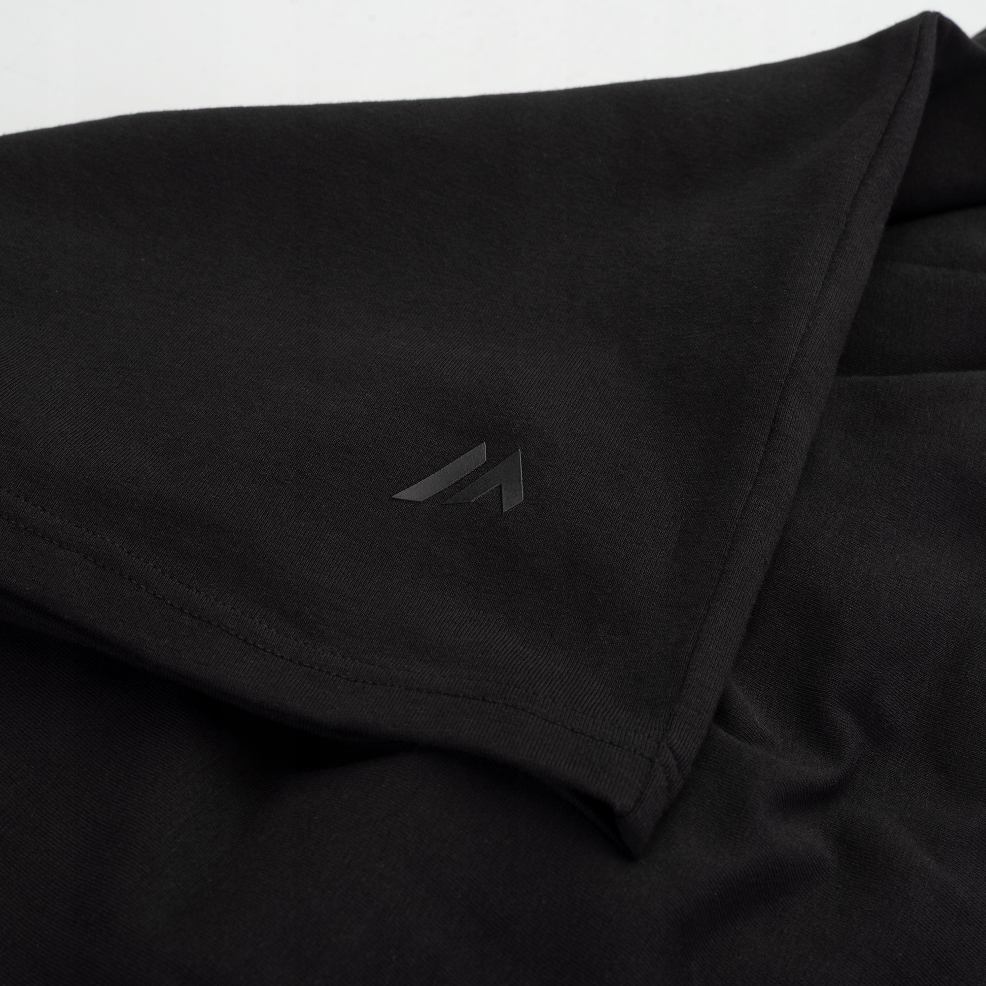 Delikatne odblaskowe logo – Bezpieczeństwo i styl