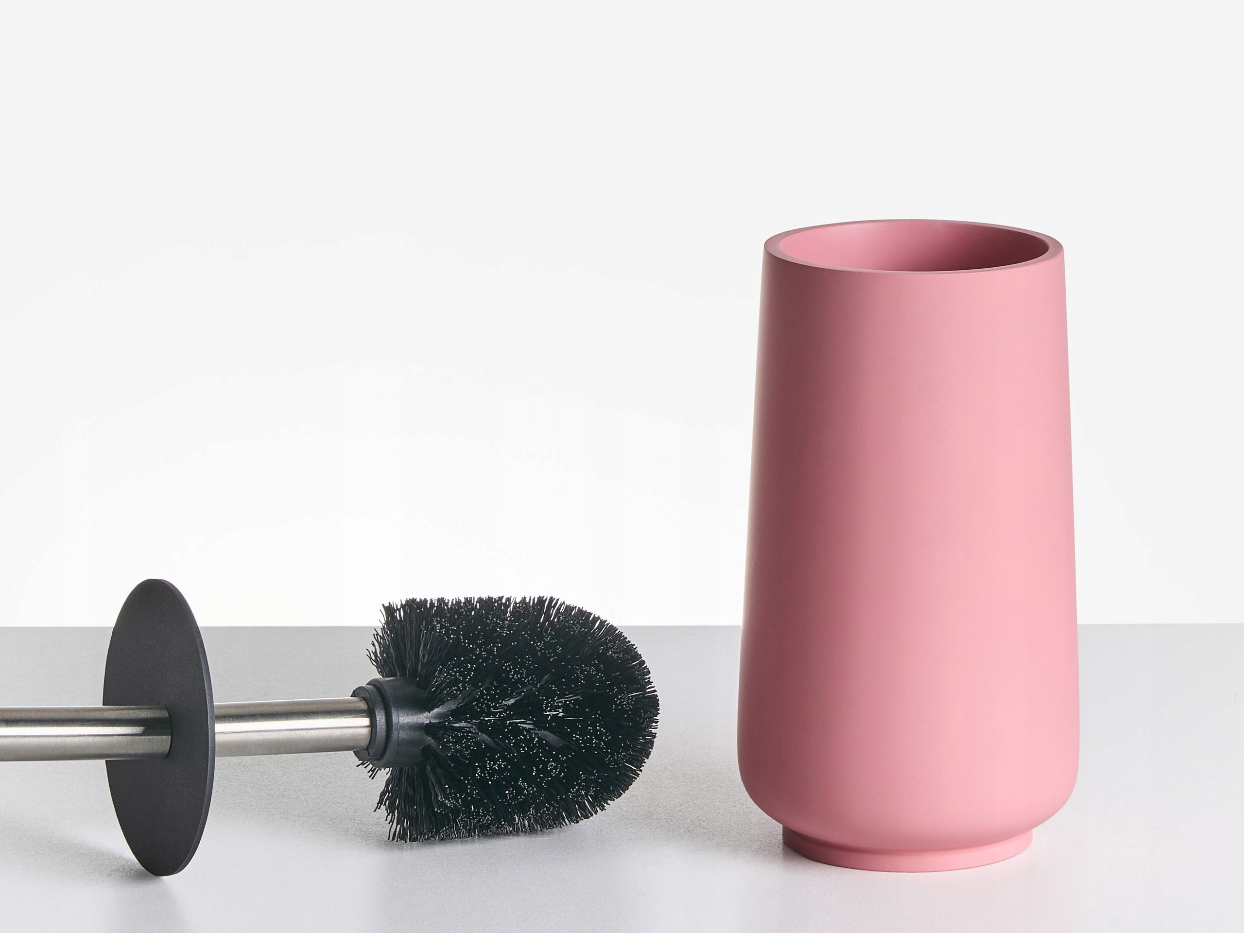 Praktyczne elementy zestawu: szczotka, kubek, dozownik i mydelniczka