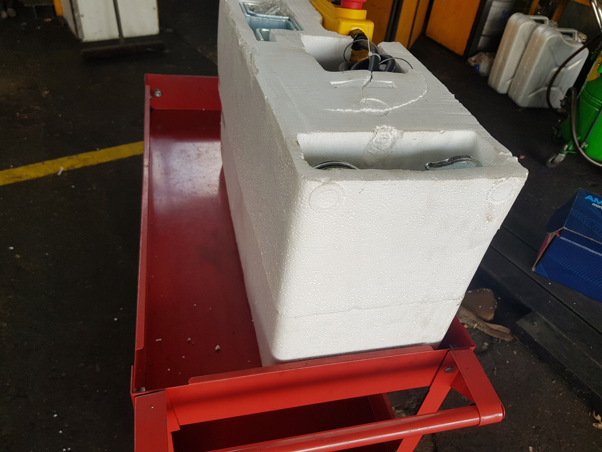 W skład zestawu wchodzi: lina stalowa, pilot sterujący i akcesoria montażowe – Kompleksowe rozwiązanie