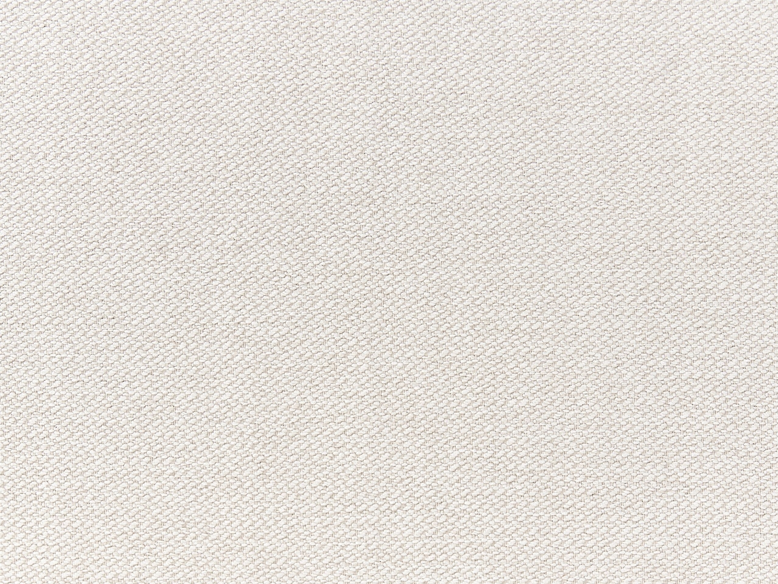 Posiada wygodne, tapicerowane wezgłowie z eleganckim pikowaniem