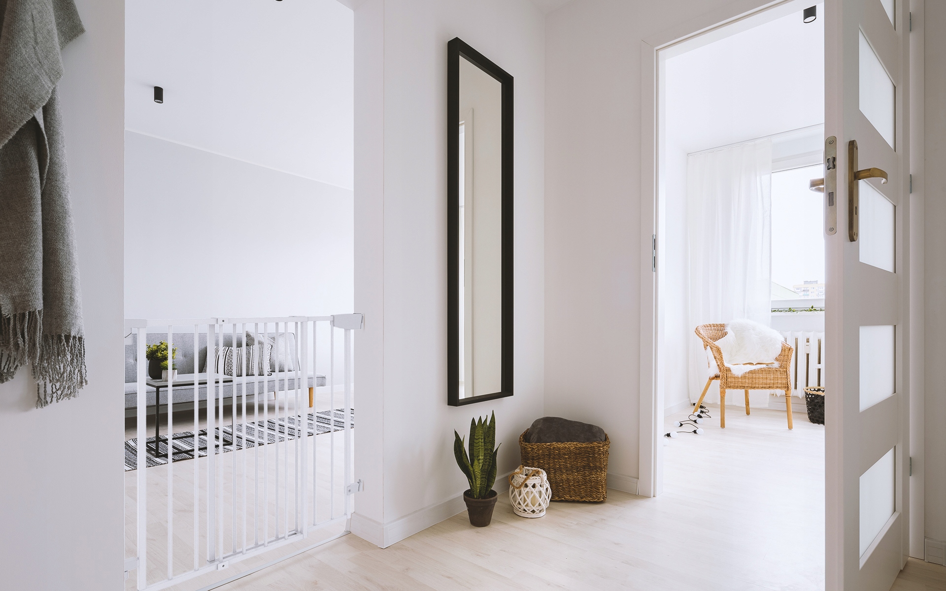 Regulowana szerokość – Idealne dopasowanie do schodów i drzwi