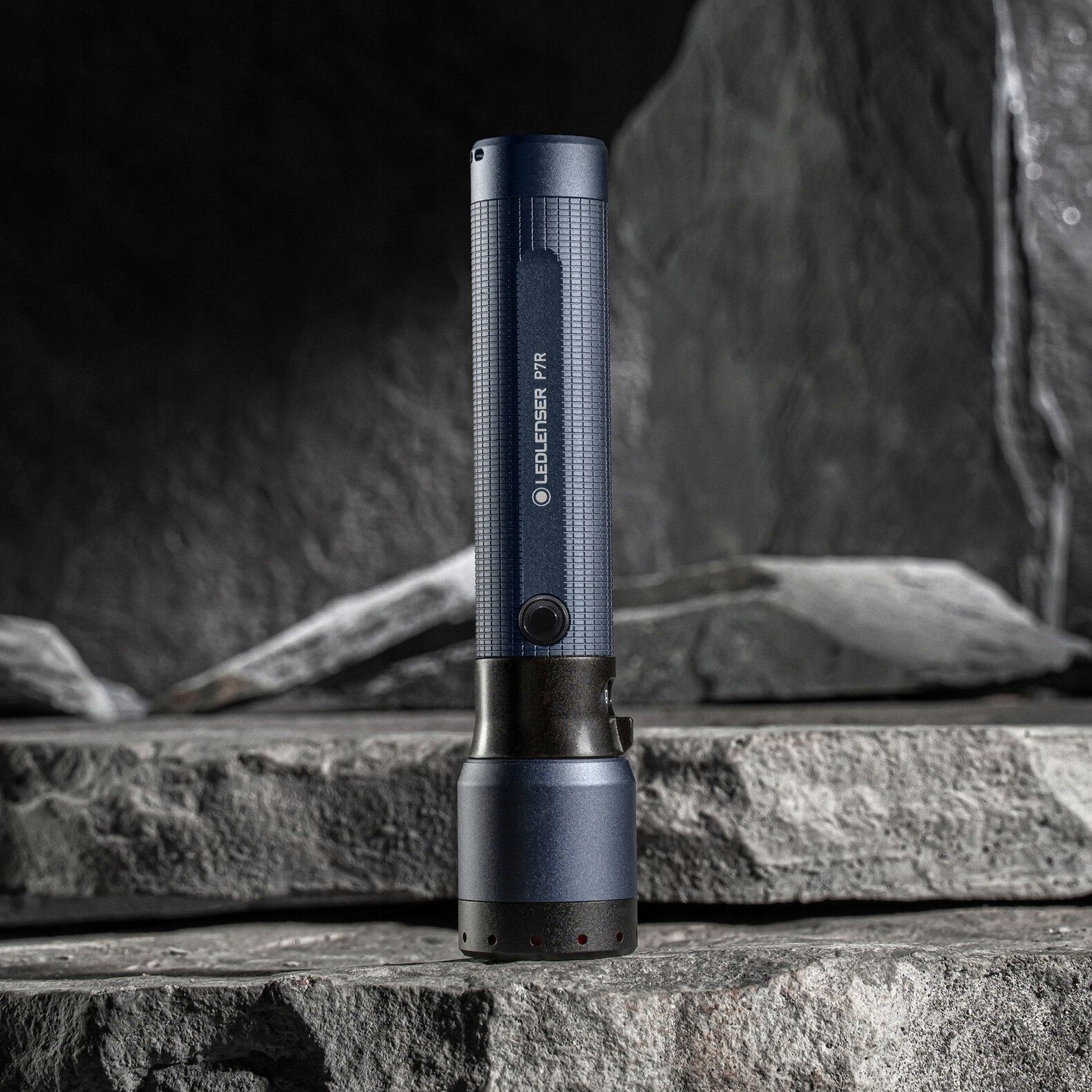 Latarka Ledlenser P7R Smoked Blue - Limitowana edycja dla wymagających