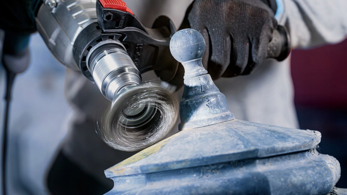 Zastosowanie szczotki garnkowej – Usuwanie rdzy i farby