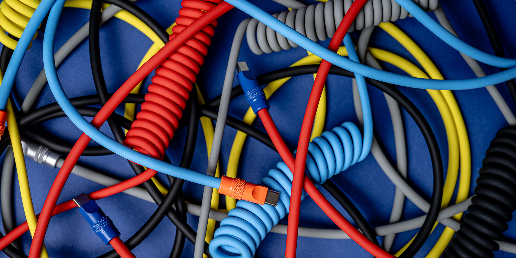 Kabel Newell USB-C - USB-C 100 W, 1,5 m, silikonowy, spiralny, niebiesko-pomarańczowy