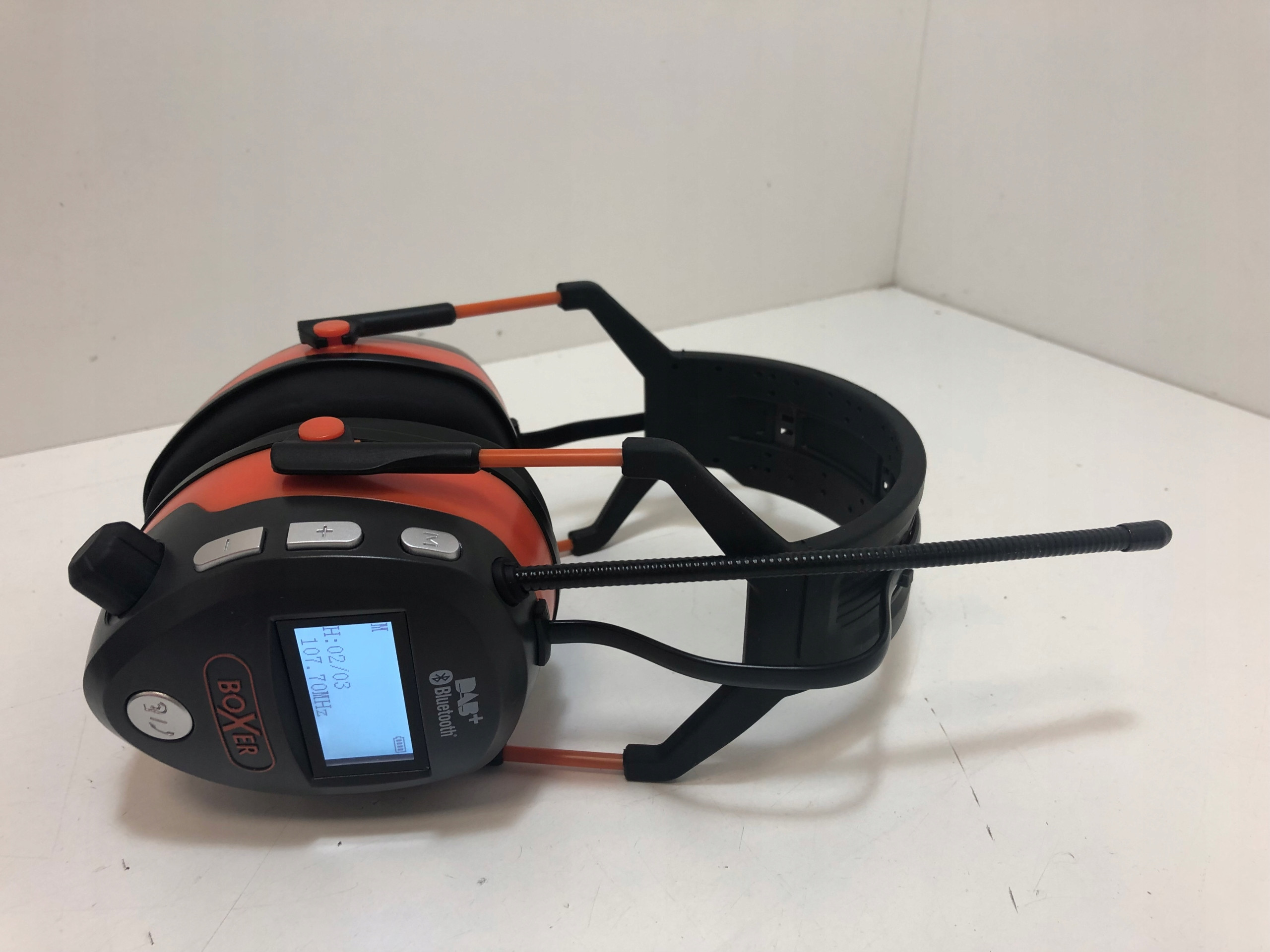 Wbudowane radio DAB/FM z dużym wyświetlaczem LCD