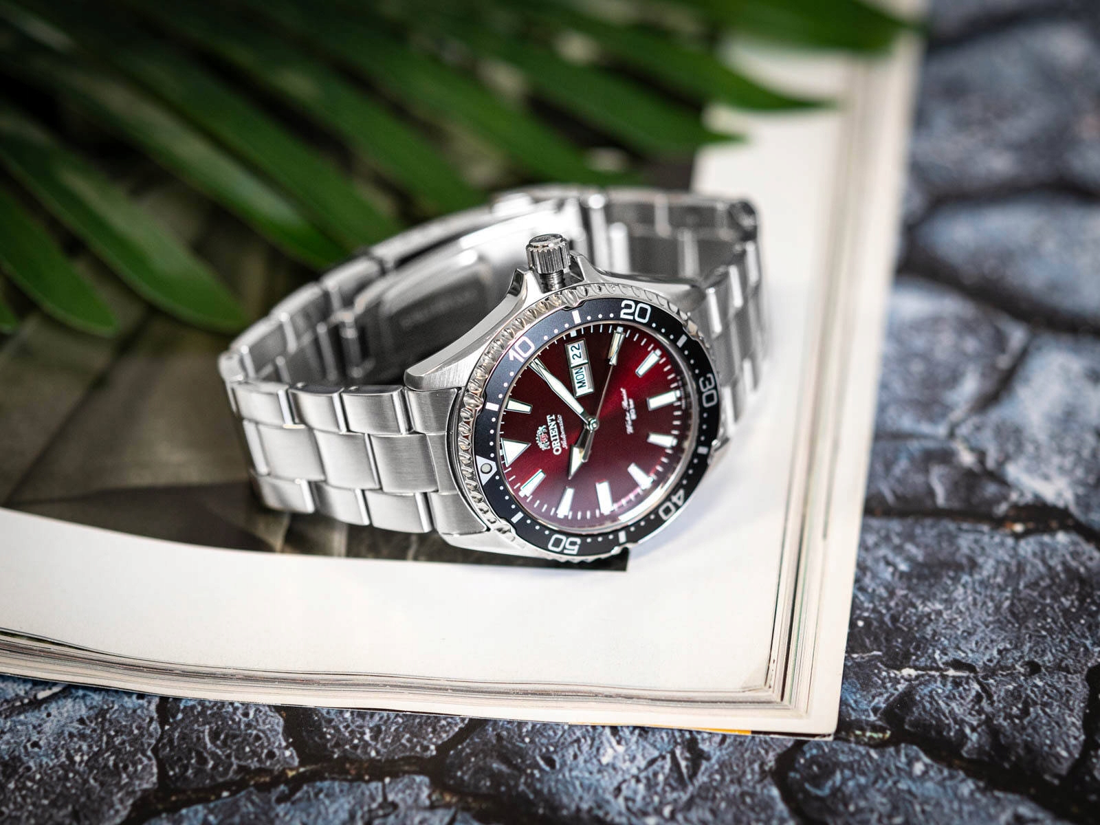 Stylowy design – Klasyczna bransoleta i czerwona tarcza